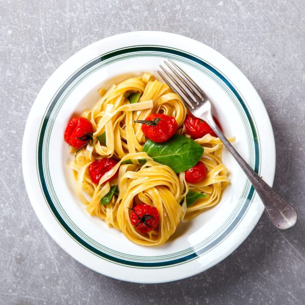 fettuccine pasta with cherry tomatoes and basil EG4982R